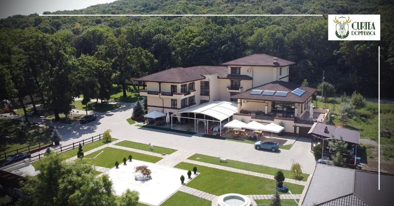 Hotel Curtea Domneasca Vaslui Exterior foto